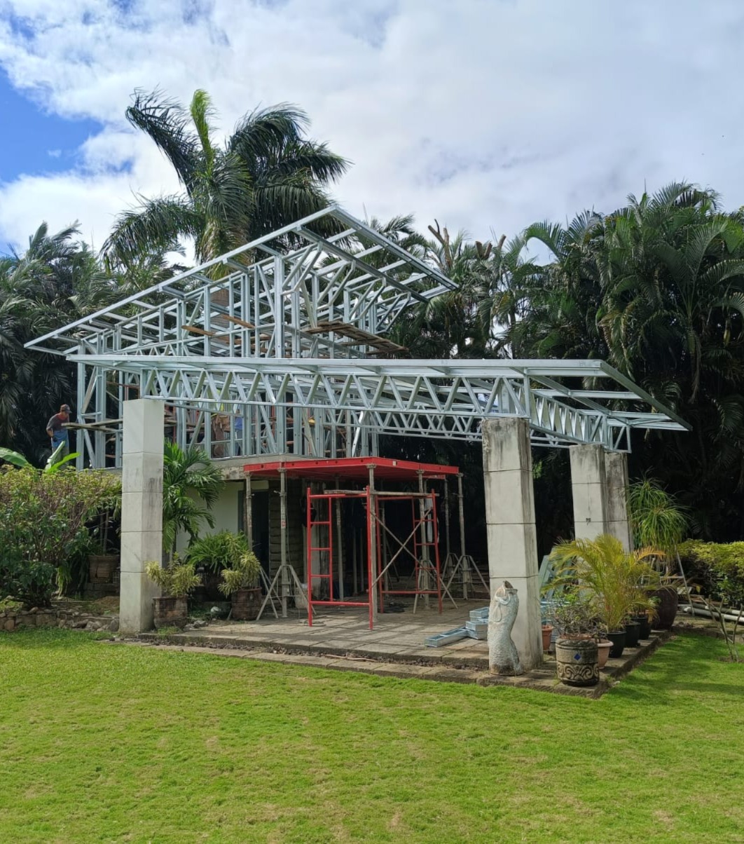 Sistema de ventilación industrial en un techo