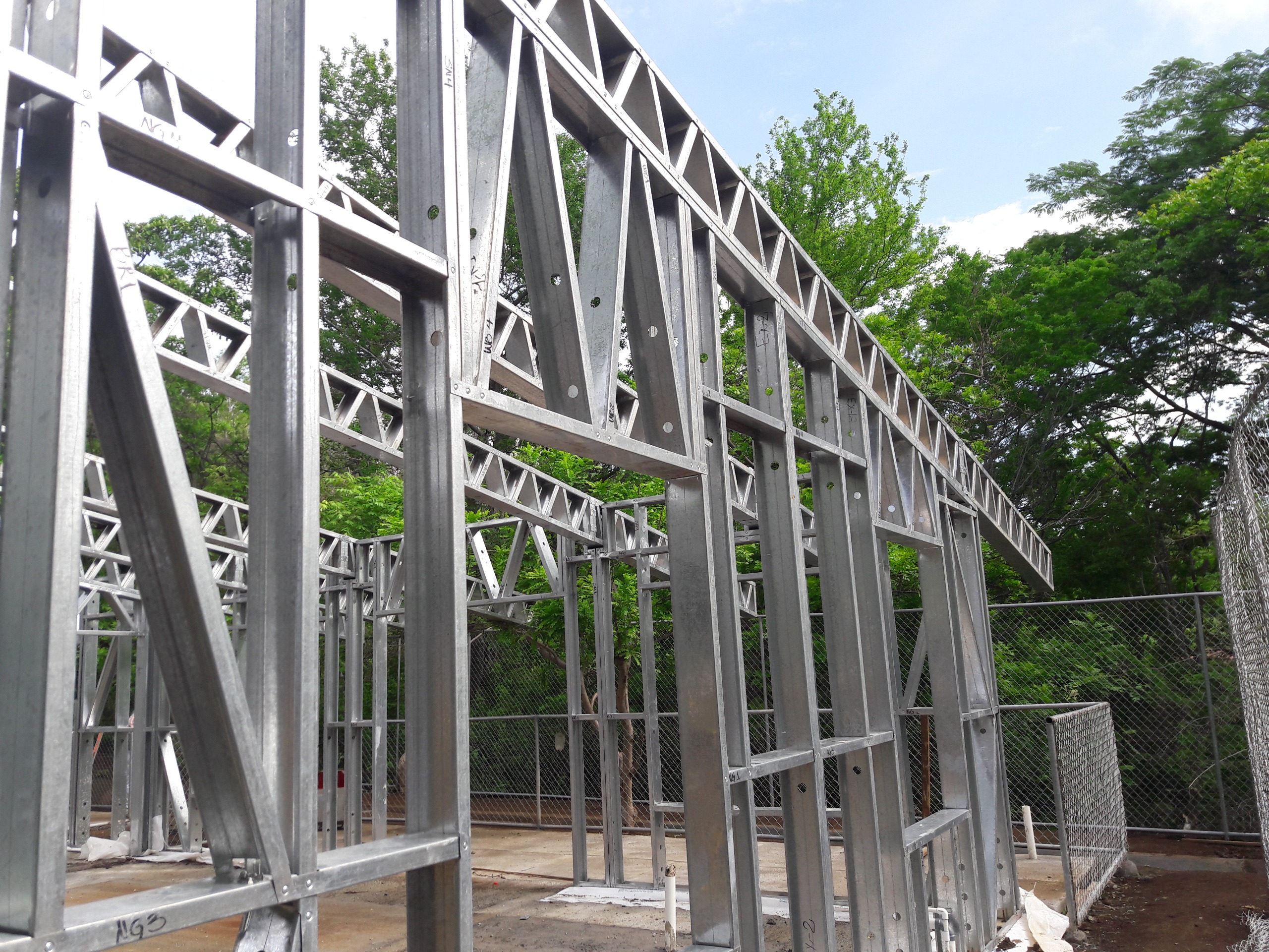 Edificio comercial con estructura de acero ligero